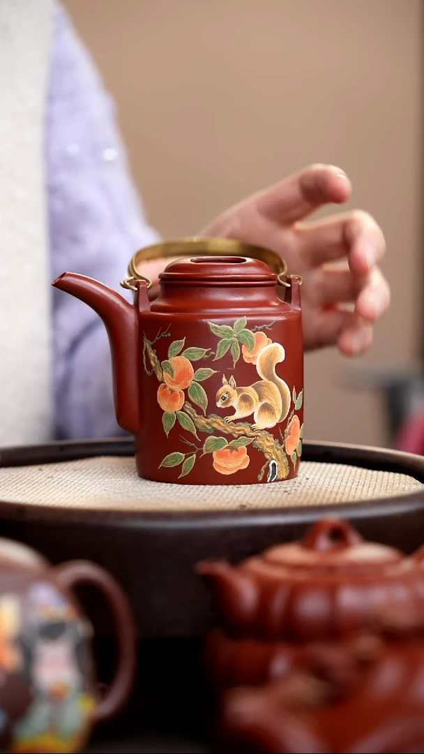 茶壶紫砂朱泥洋桶泥绘松鼠