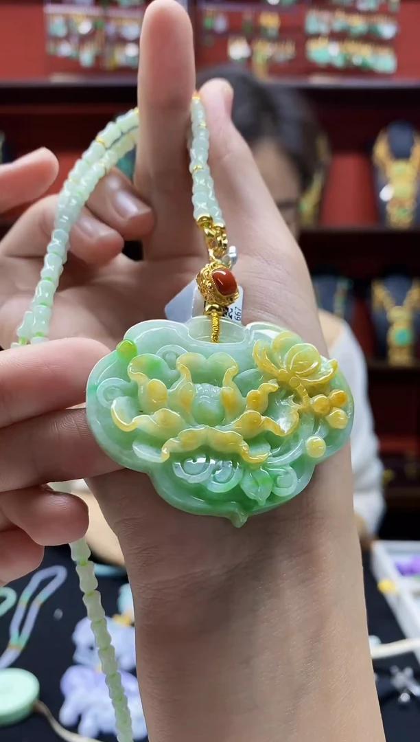 颈饰未镶嵌翡翠微**姐翡翠吊坠