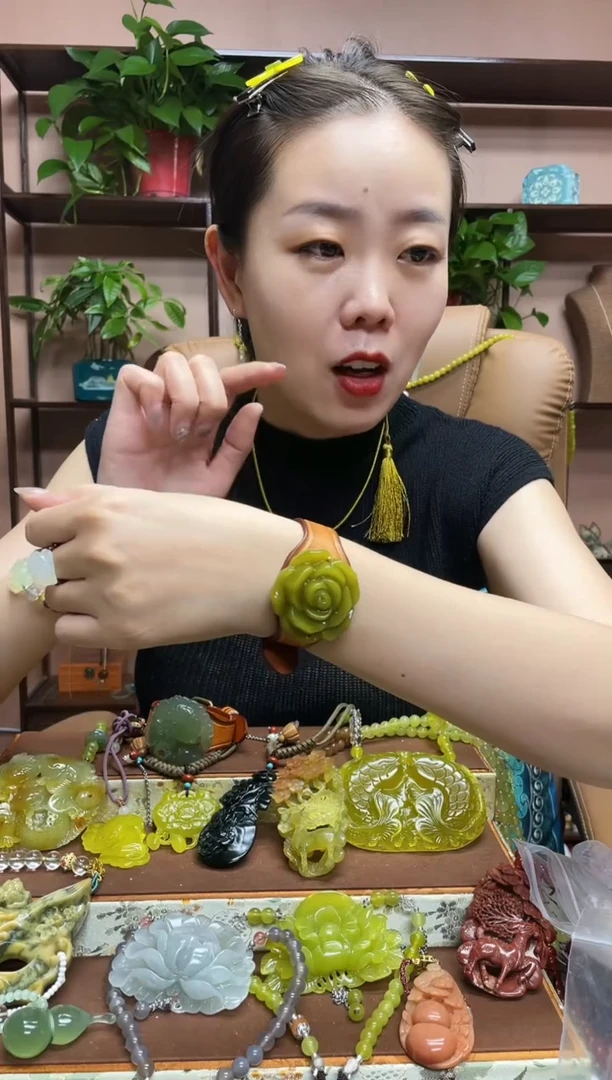 未镶嵌蛇纹石玉颈饰·