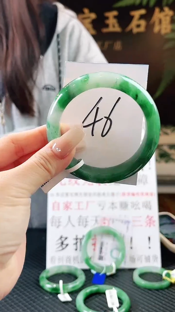 未镶嵌手镯石英质玉（非洲翠）微瑕一经发货运费不退介意勿拍