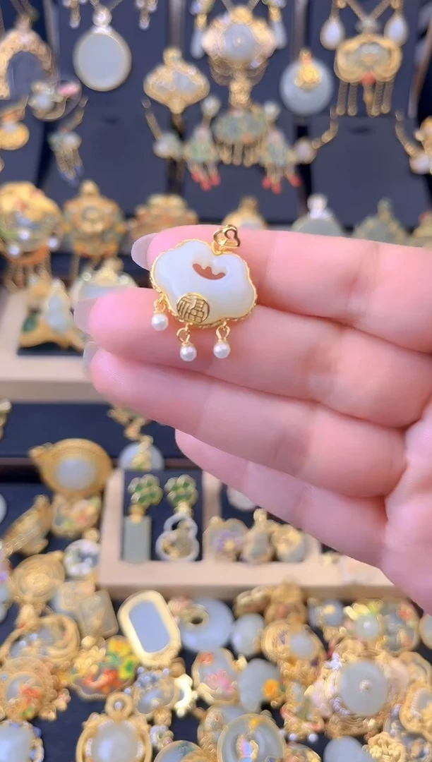 和田玉银S925镀金镶嵌颈饰胖福如意锁吊坠