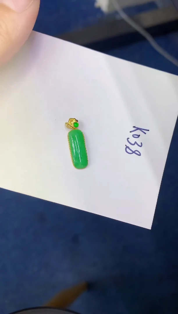 颈饰18K金镶嵌翡翠缅甸天然翡翠A货