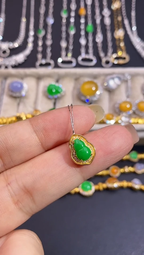 颈饰18K金镶嵌翡翠吊坠