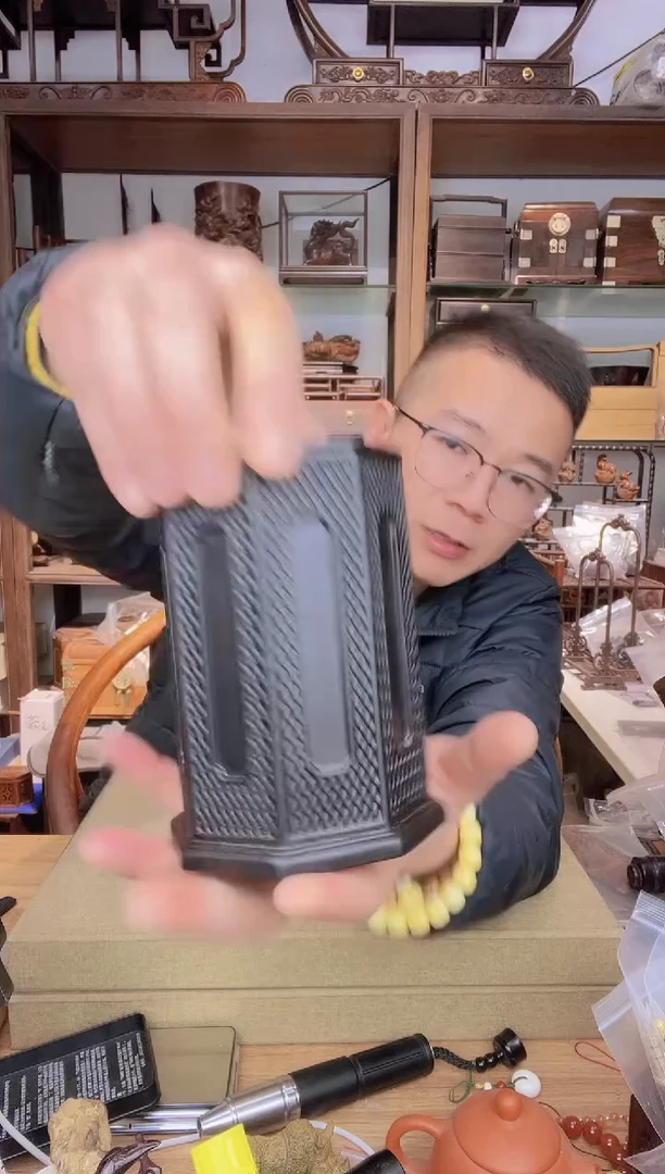 【闪购商品】乌木类书架801 紫光檀八角雕刻笔筒  瑕疵