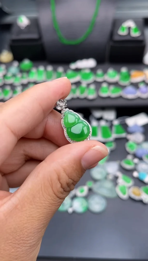 翡翠18K金镶嵌吊坠(不含链)多人