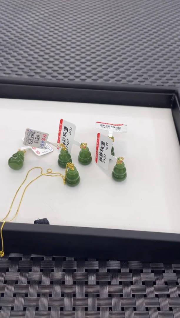 吊坠(不含链)18K金镶嵌和田玉马****姐葫芦（多样性发一件）D3237