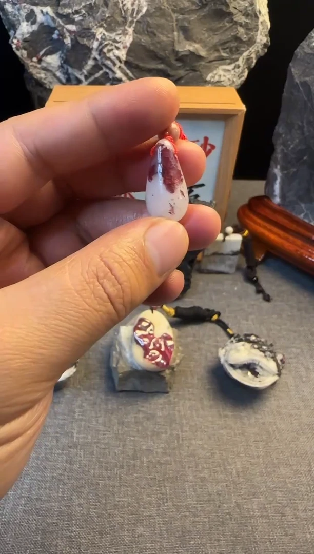 天然辰砂天然朱砂晶体白水晶吊坠挂件
