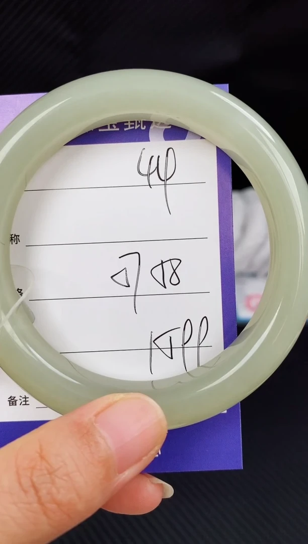 和田玉手镯未镶嵌微色差44