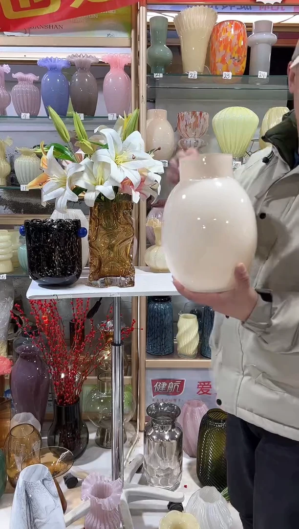 【闪购商品】无铅玻璃奶白色小口花瓶