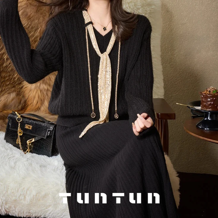 【埃菲尔夜】漂亮大姐姐 V领配珠片丝巾毛衣