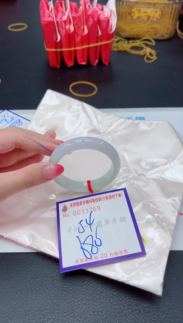 翡翠手镯未镶嵌1