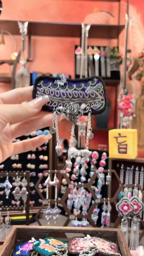 织绣云织谣民族风精美饰品 81