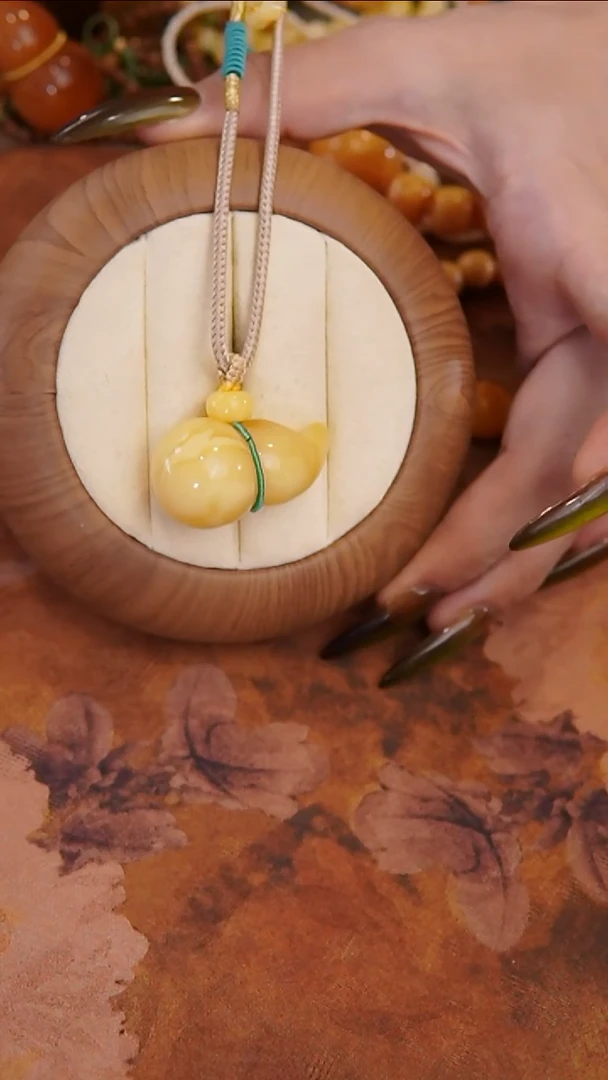 琥珀颈饰未镶嵌老****?颈饰