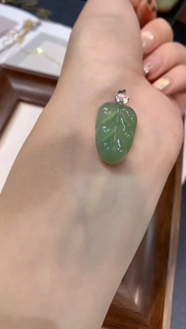 颈饰18K金镶嵌翡翠叶子