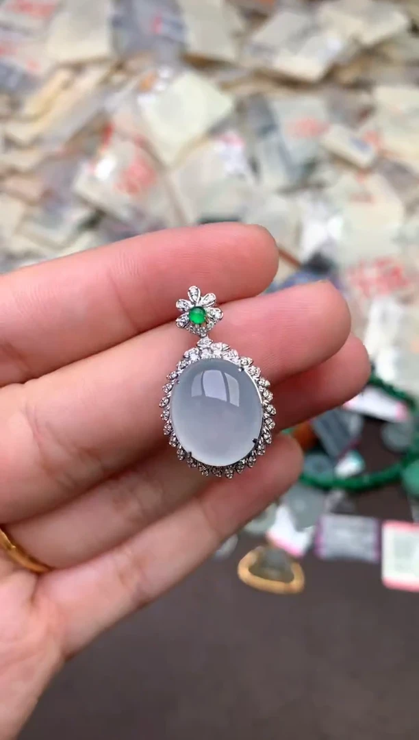 18K金镶嵌挂件翡翠—