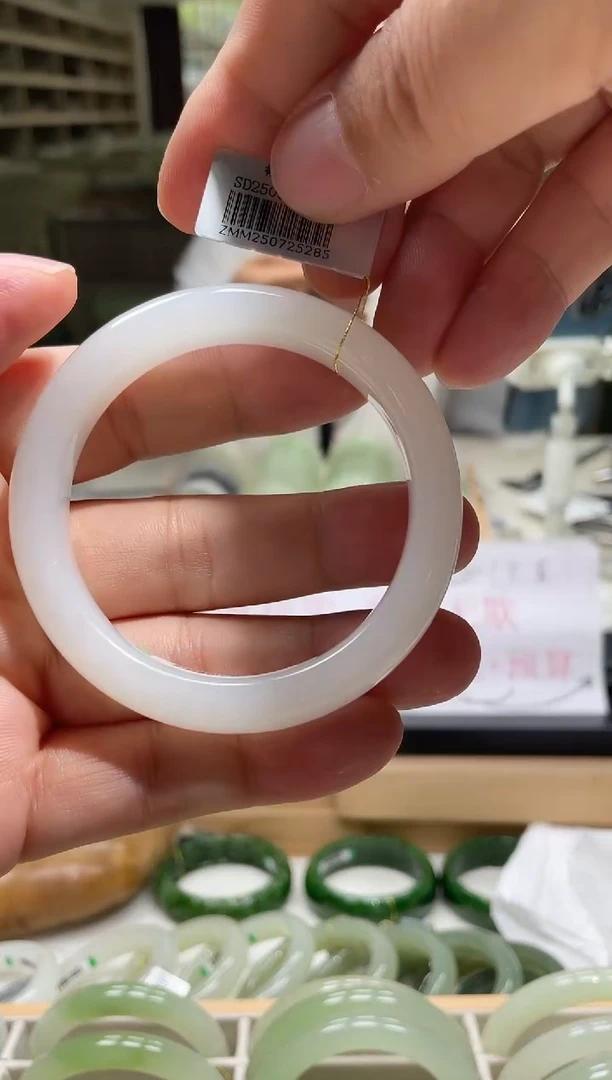 未镶嵌手镯和田玉55-56圈口 5285