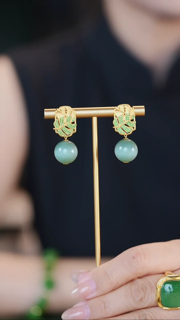 18K金镶嵌和田玉耳坠粉青荧猫一线猫高定耳坠