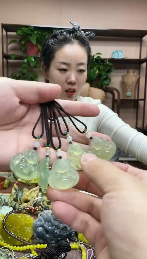未镶嵌岫玉吊坠多样性发货发其中之一