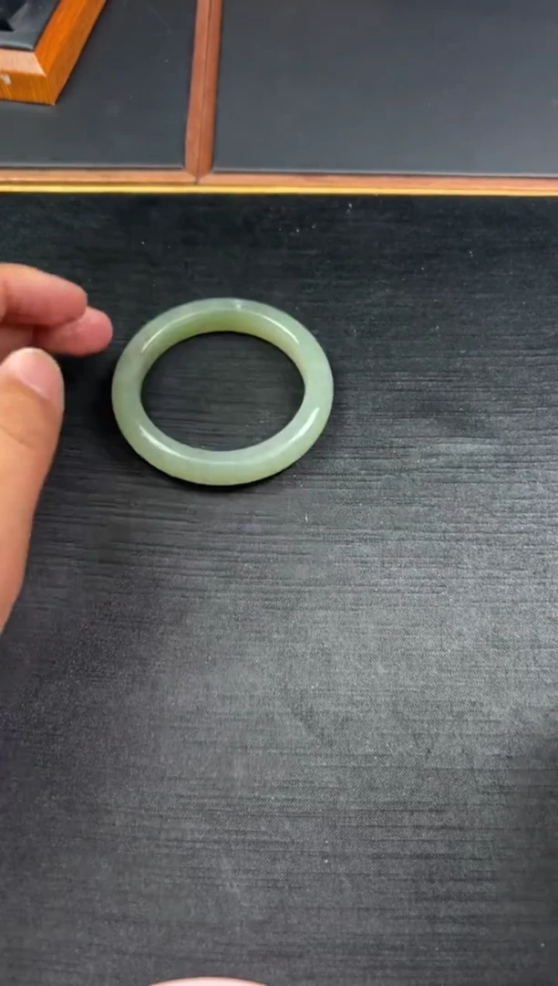 【闪购商品】和田玉手镯未镶嵌且末微色差52