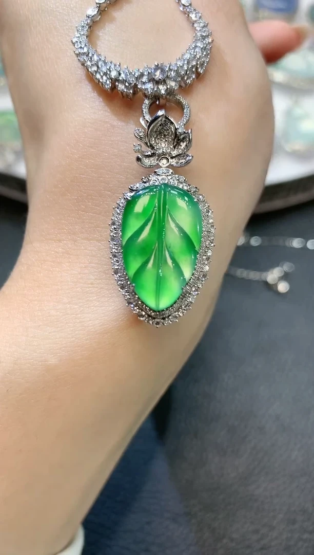 【闪购商品】翡翠吊坠(不含链)18K金镶嵌C46