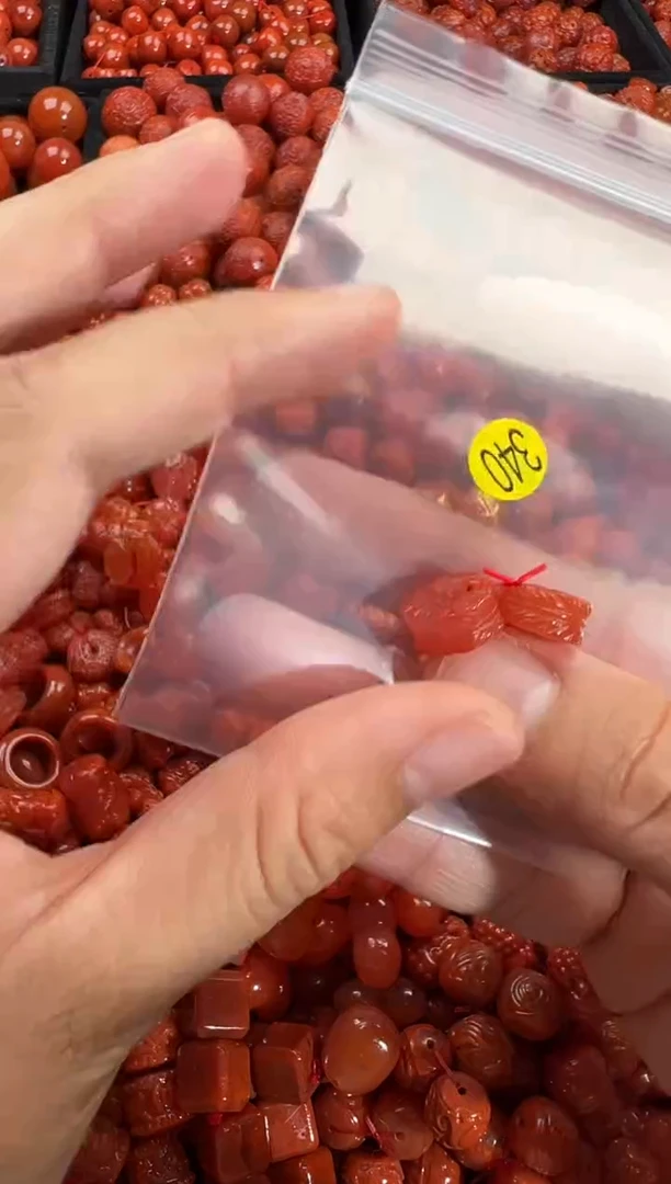 南红玛瑙未镶嵌颈饰1
