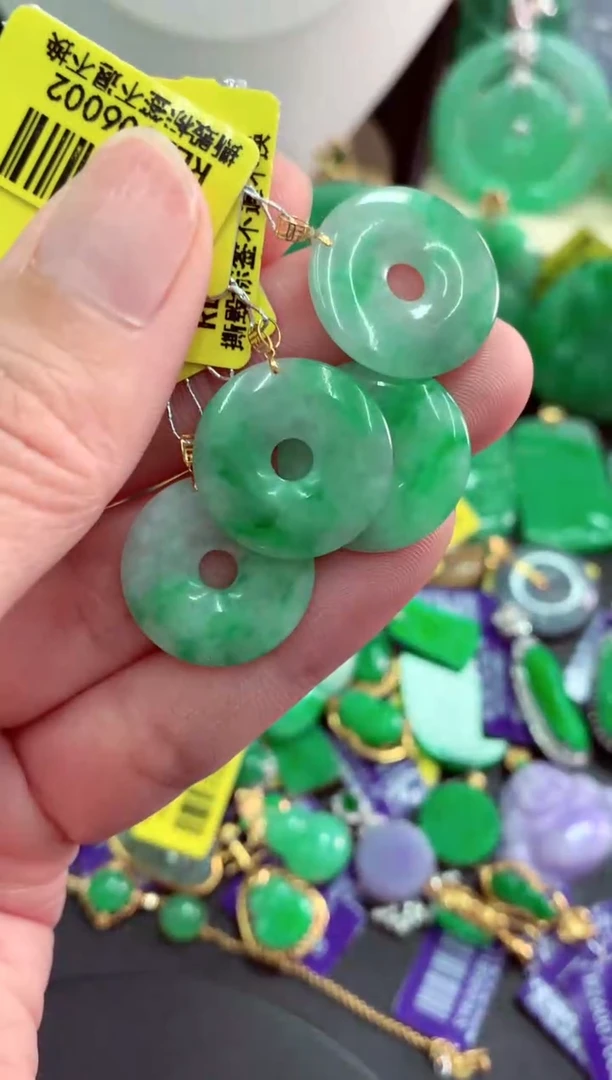 吊坠(不含链)18K金镶嵌翡翠多样性发货其中一件