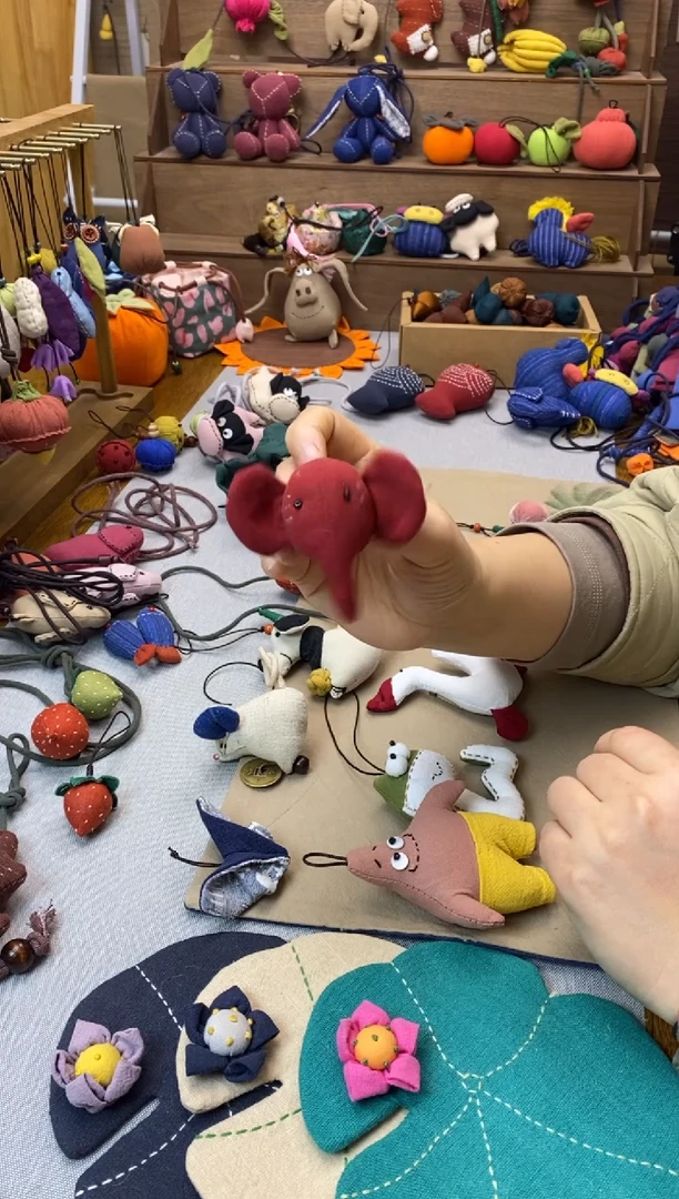 布艺胸针（红色小象头）