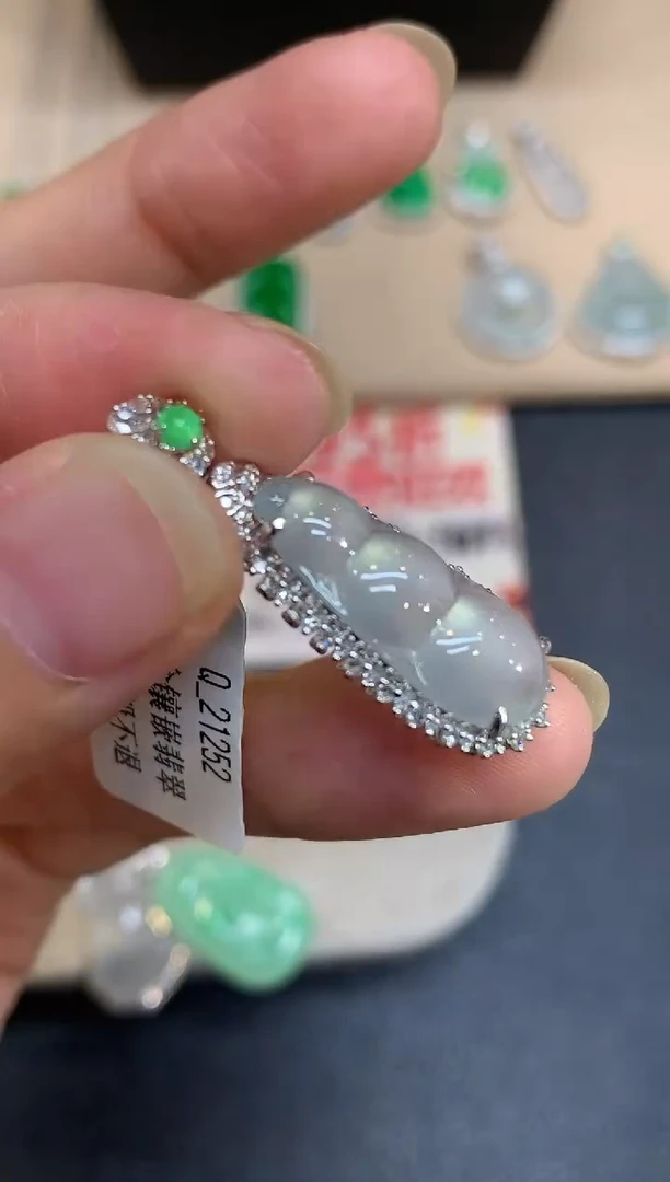 颈饰18K金镶嵌翡翠福豆【无服务费