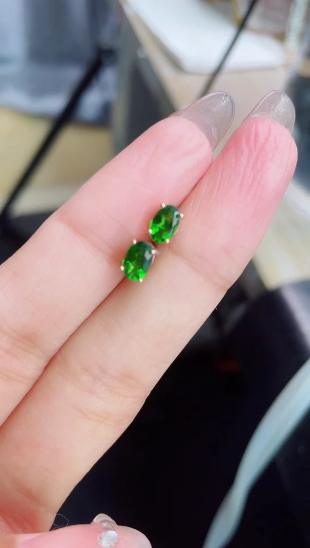 【闪购商品】透辉石耳饰银S925镶嵌耳饰无证书