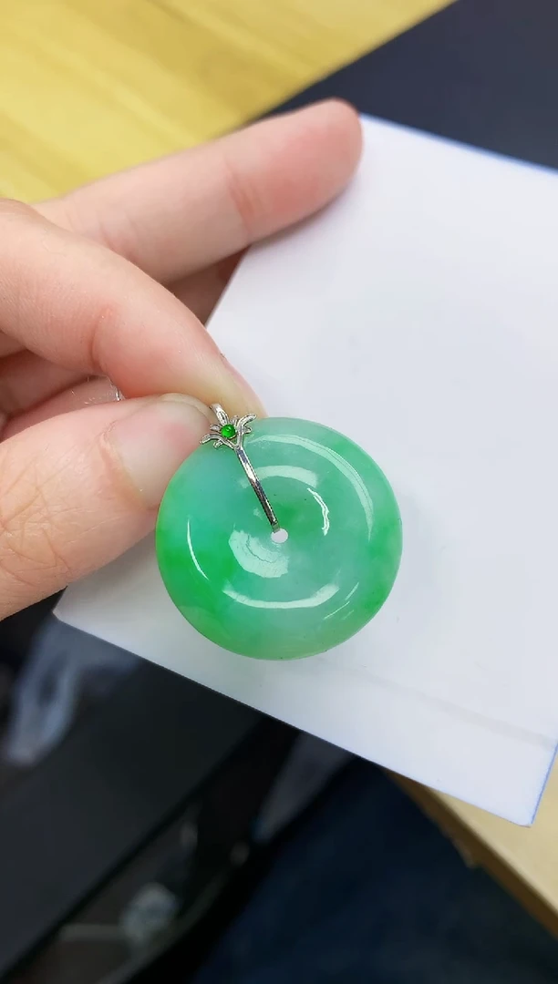 颈饰18K金镶嵌翡翠天然A货