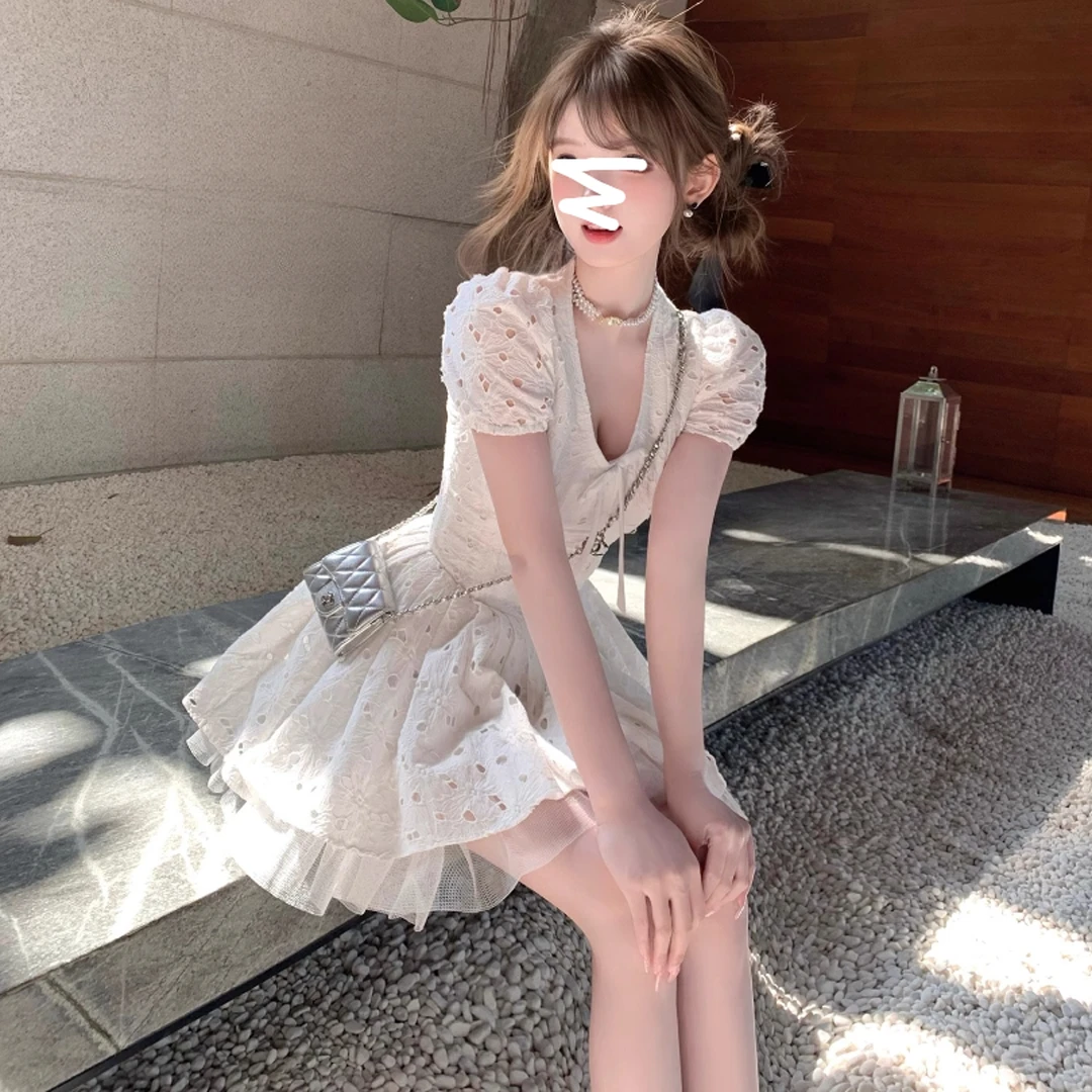 甜美风V领镂空刺绣连衣裙女春季新款白色泡泡袖收腰百褶短裙-1