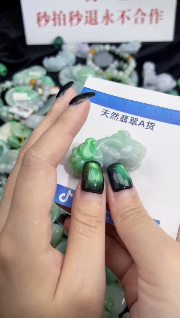 颈饰未镶嵌翡翠翡翠A货吊坠