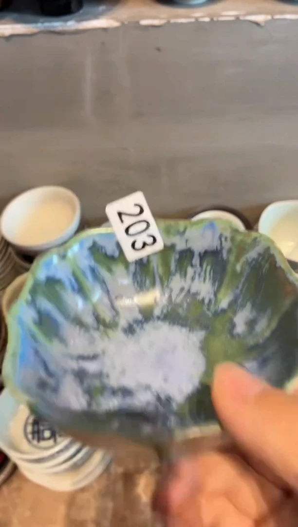 瓷片王**～203微瑕窑变远山花瓣碗