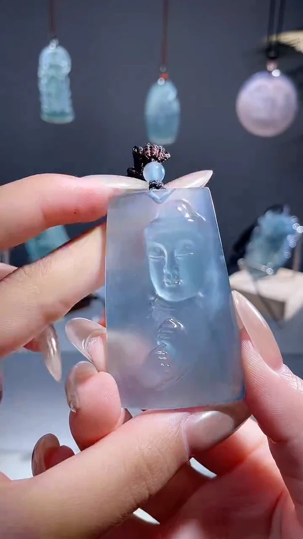 颈饰未镶嵌翡翠老**兹佛观天下