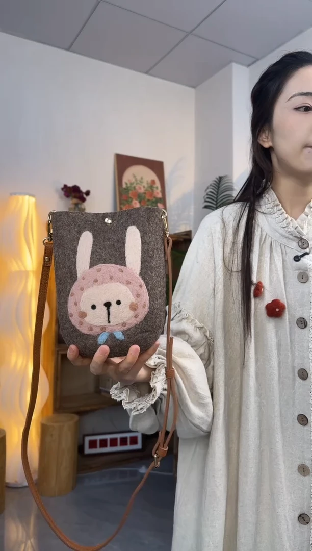 羊毛非遗纯手工包  手机包兔子