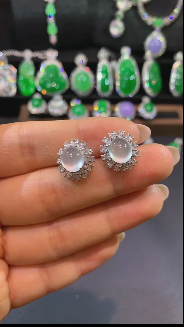 18K金镶嵌翡翠耳饰耳钉