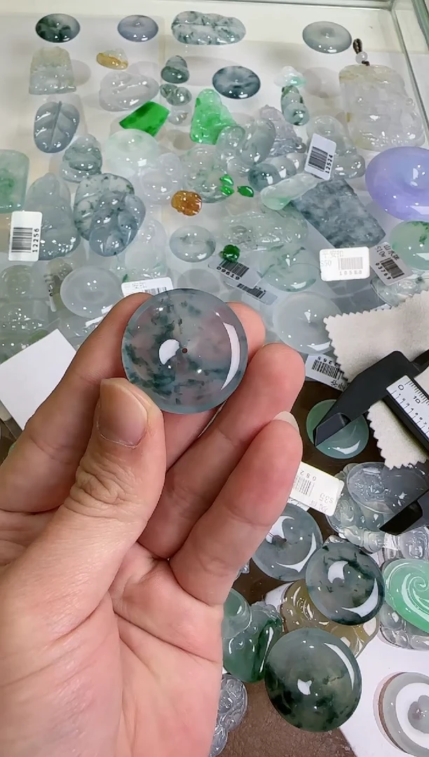 【闪购商品】翡翠吊坠(不含链)未镶嵌··