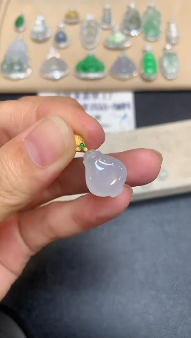 颈饰18K金镶嵌翡翠花瓶【48小时鉴赏期】