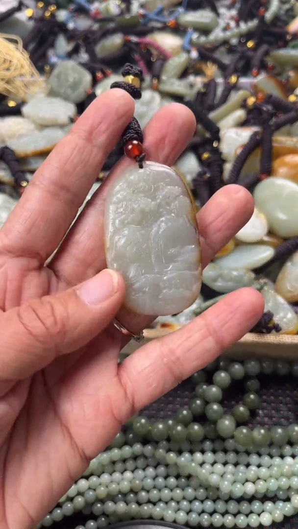 【闪购商品】和田玉颈饰未镶嵌多样性发货没有证书，拍一发一.有瑕