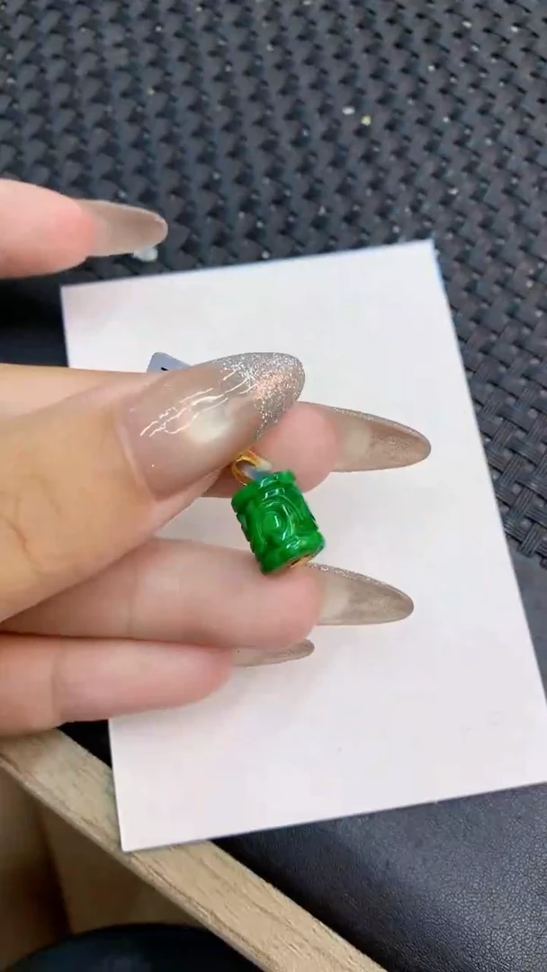 颈饰18K金镶嵌翡翠1