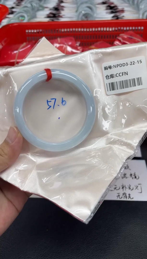 翡翠手镯未镶嵌翡翠手镯