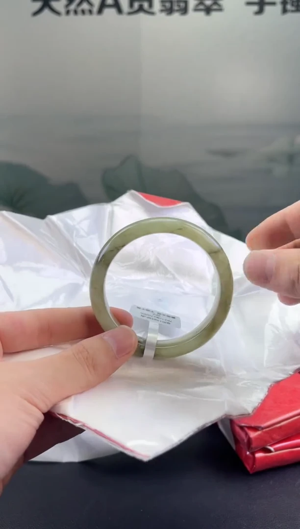 翡翠手镯未镶嵌翡翠手镯