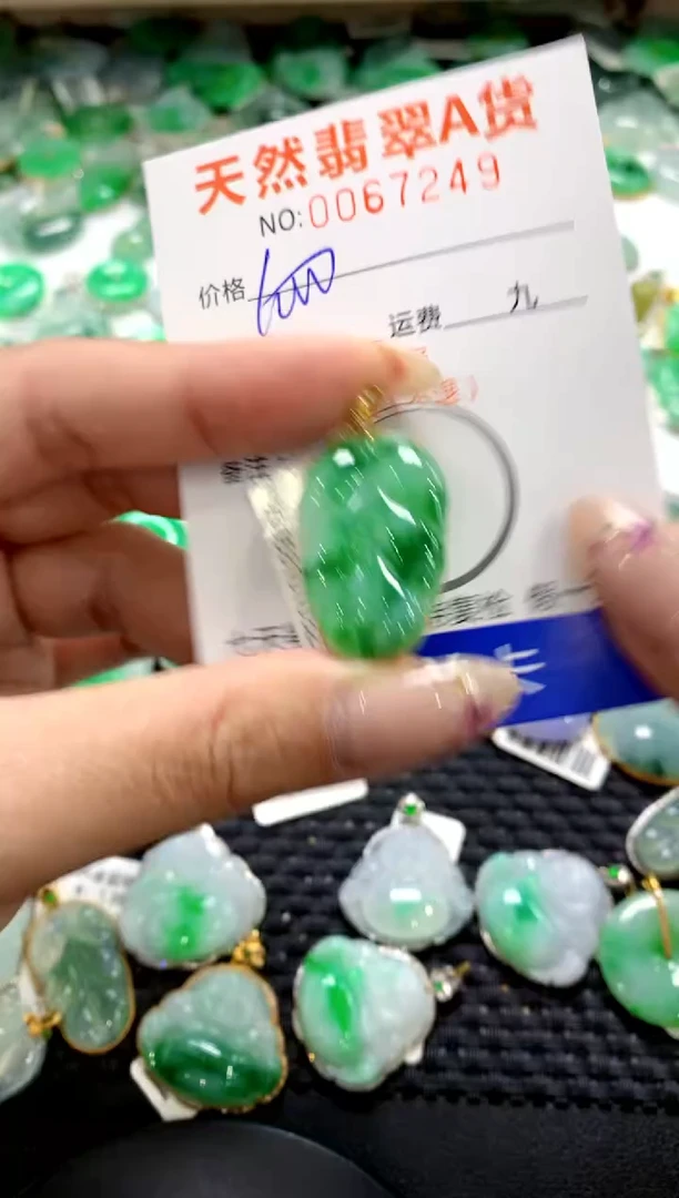 翡翠18K金镶嵌颈饰1