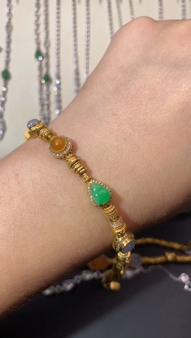 颈饰18K金镶嵌翡翠盘缠