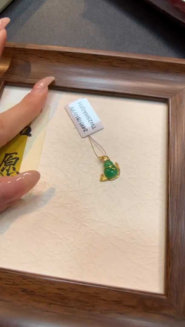 颈饰18K金镶嵌翡翠葫芦