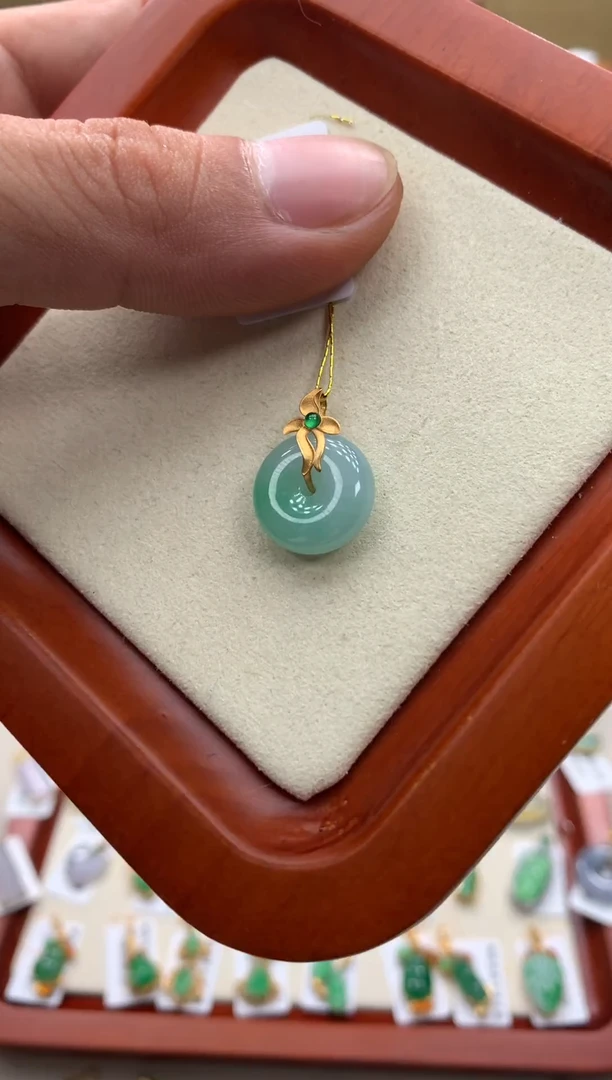 翡翠18K金镶嵌吊坠(不含链)平安扣