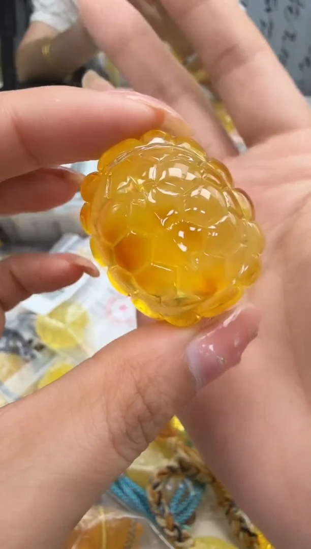 未镶嵌琥珀裸石如图