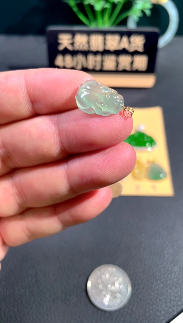 颈饰18K金镶嵌翡翠翡翠