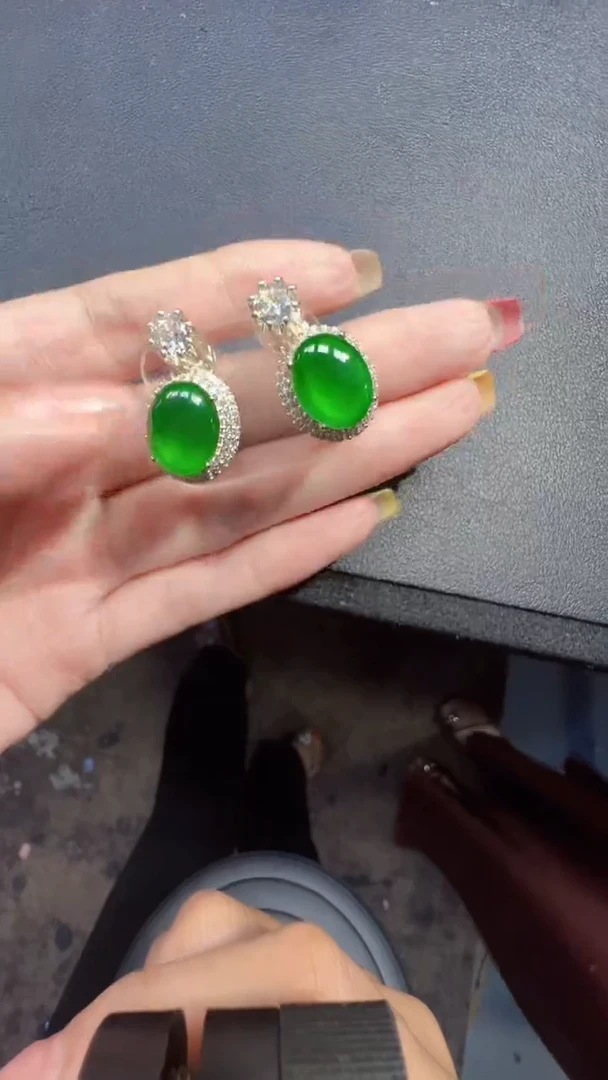 未镶嵌定制翡翠翡翠A货有轻微色差属于正常现象，耳钉多样性发货1