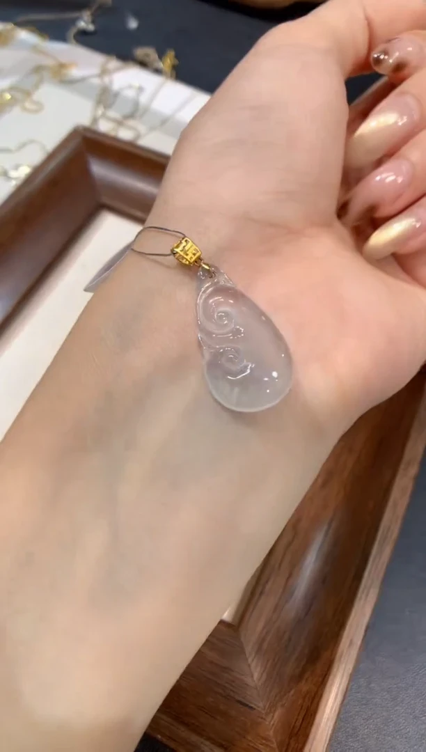 颈饰18K金镶嵌翡翠如意